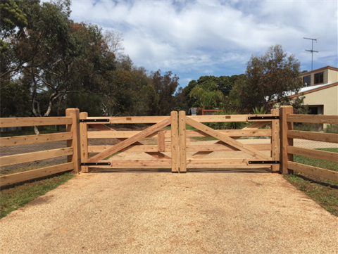 rural-fence-and-trade-entry-gate.png
