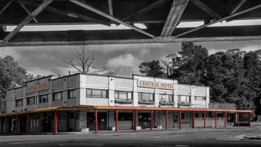 'Central Hotel, Moss Vale' by Richard Batterley, copyright 2022.