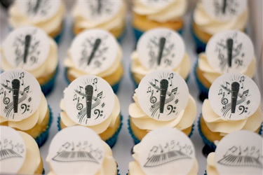 Cupcakes with microphone and music note toppers