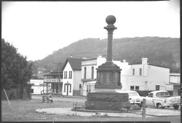 Bowral War Memorial features Bowral trachyte. Photo by F Hurley .