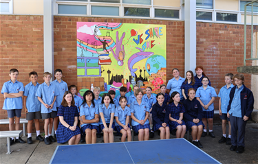 Students, Artist and representative from Communitu Links at Mural Unveiling